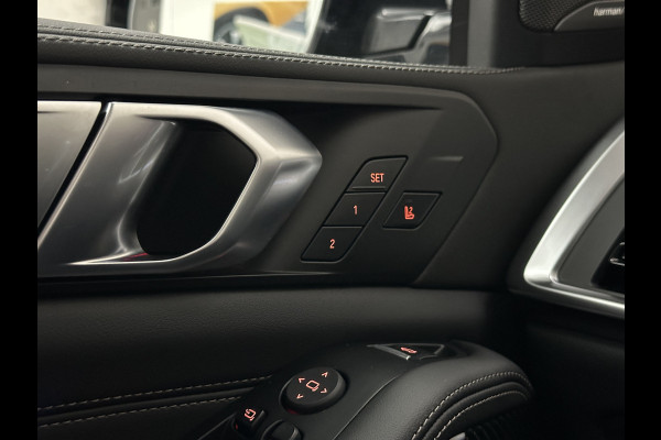 BMW X5 50e M-Sport Pro | M-Stoelen | Carbon | Achterasbesturing | ACC | Panorama | 360 Camera | Soft-Close | Head-Up | M-Gordels | Trekhaak | Harman-Kardon | 22 inch | Individual Leder | Stoelventilatie | Stoelverwarming V+A | Keyless-Entry | Memory | Stuurverwarming | Iconic-Glow | Rij-Assist Pro | Beker Koeling & Verwarming | Zonwering |