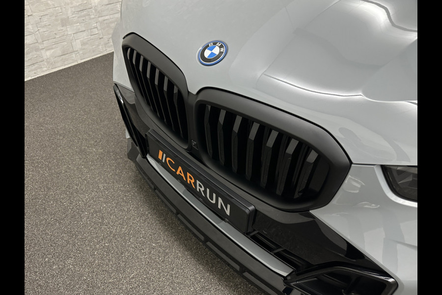 BMW X5 50e M-Sport Pro | M-Stoelen | Carbon | Achterasbesturing | ACC | Panorama | 360 Camera | Soft-Close | Head-Up | M-Gordels | Trekhaak | Harman-Kardon | 22 inch | Individual Leder | Stoelventilatie | Stoelverwarming V+A | Keyless-Entry | Memory | Stuurverwarming | Iconic-Glow | Rij-Assist Pro | Beker Koeling & Verwarming | Zonwering |