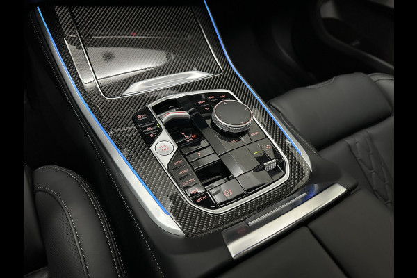 BMW X5 50e M-Sport Pro | M-Stoelen | Carbon | Achterasbesturing | ACC | Panorama | 360 Camera | Soft-Close | Head-Up | M-Gordels | Trekhaak | Harman-Kardon | 22 inch | Individual Leder | Stoelventilatie | Stoelverwarming V+A | Keyless-Entry | Memory | Stuurverwarming | Iconic-Glow | Rij-Assist Pro | Beker Koeling & Verwarming | Zonwering |