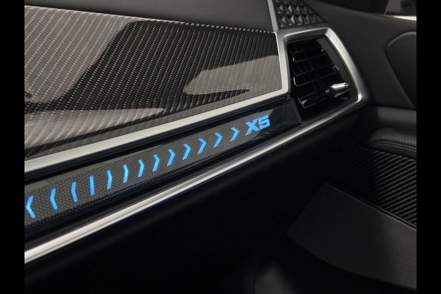 BMW X5 50e M-Sport Pro | M-Stoelen | Carbon | Achterasbesturing | ACC | Panorama | 360 Camera | Soft-Close | Head-Up | M-Gordels | Trekhaak | Harman-Kardon | 22 inch | Individual Leder | Stoelventilatie | Stoelverwarming V+A | Keyless-Entry | Memory | Stuurverwarming | Iconic-Glow | Rij-Assist Pro | Beker Koeling & Verwarming | Zonwering |