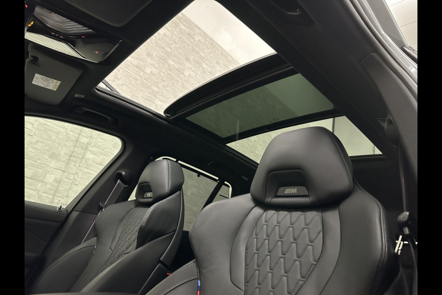 BMW X5 50e M-Sport Pro | M-Stoelen | Carbon | Achterasbesturing | ACC | Panorama | 360 Camera | Soft-Close | Head-Up | M-Gordels | Trekhaak | Harman-Kardon | 22 inch | Individual Leder | Stoelventilatie | Stoelverwarming V+A | Keyless-Entry | Memory | Stuurverwarming | Iconic-Glow | Rij-Assist Pro | Beker Koeling & Verwarming | Zonwering |