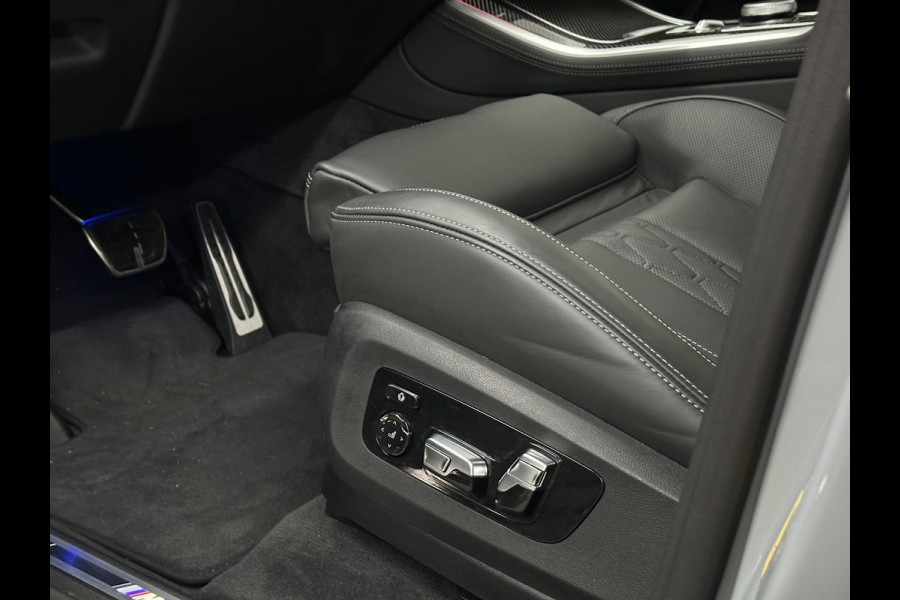 BMW X5 50e M-Sport Pro | M-Stoelen | Carbon | Achterasbesturing | ACC | Panorama | 360 Camera | Soft-Close | Head-Up | M-Gordels | Trekhaak | Harman-Kardon | 22 inch | Individual Leder | Stoelventilatie | Stoelverwarming V+A | Keyless-Entry | Memory | Stuurverwarming | Iconic-Glow | Rij-Assist Pro | Beker Koeling & Verwarming | Zonwering |