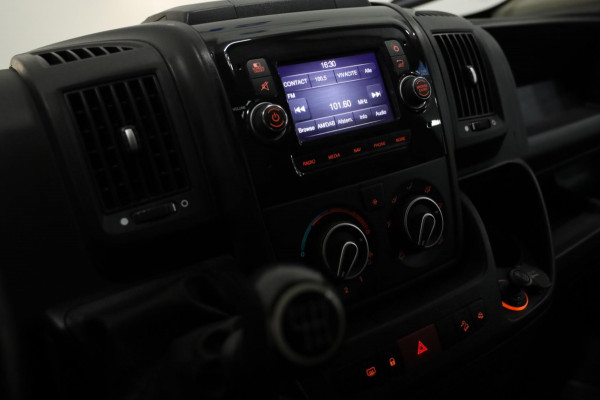 Peugeot Boxer 2.2 BlueHDi 140PK L3/H2 GRIJS CAMERA AIRCO NAVI IMPERIAAL TREKHAAK 3.5t PDC CRUISE LEASE V/A 122,- p.m. INRUIL MOG