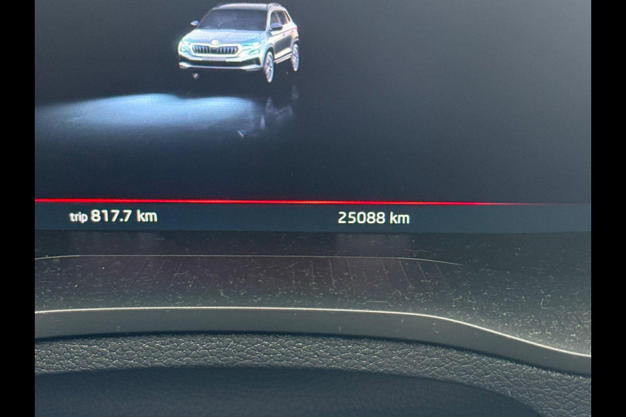 Škoda Karoq 1.5 TSI ACT Sportline Business 150pk | Wegklapbare trekhaak | Navigatie via APP | Verlengde garantie | Verwambare stoelen voor en achter