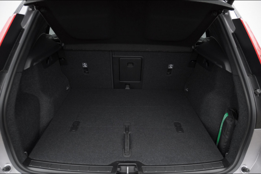 Volvo EX40 252PK Single Motor Extended Range 82 kWh Plus / Lounge Pakket / Extra getint glas / 360 Camera / 20'' velgen / Panoramadak / Zwart dak