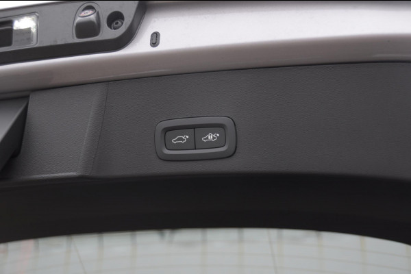 Volvo EX40 252PK Single Motor Extended Range 82 kWh Plus / Lounge Pakket / Extra getint glas / 360 Camera / 20'' velgen / Panoramadak / Zwart dak