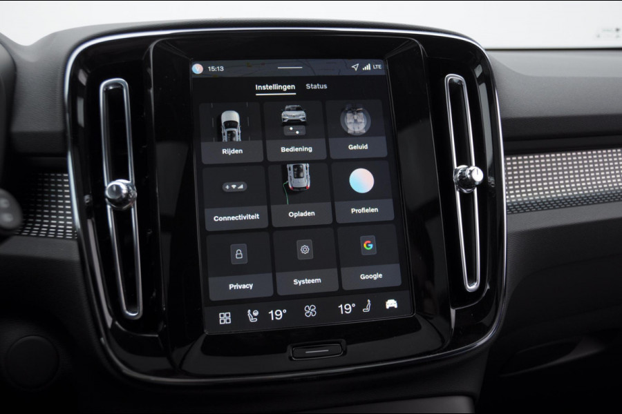 Volvo EX40 252PK Single Motor Extended Range 82 kWh Plus / Lounge Pakket / Extra getint glas / 360 Camera / 20'' velgen / Panoramadak / Zwart dak