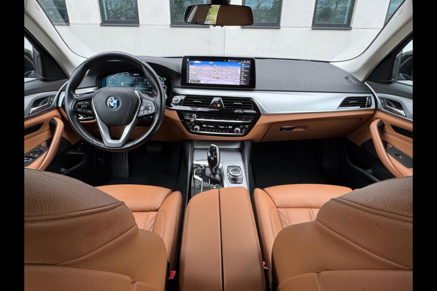 BMW 5 Serie Touring 520e Business Edition Plus, lederen sportinterieur, elect bedienbare trekhaak, 1 e eigenaar, NL auto met nap