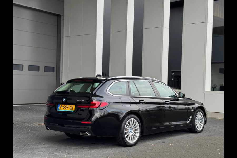 BMW 5 Serie Touring 520e Business Edition Plus, lederen sportinterieur, elect bedienbare trekhaak, 1 e eigenaar, NL auto met nap