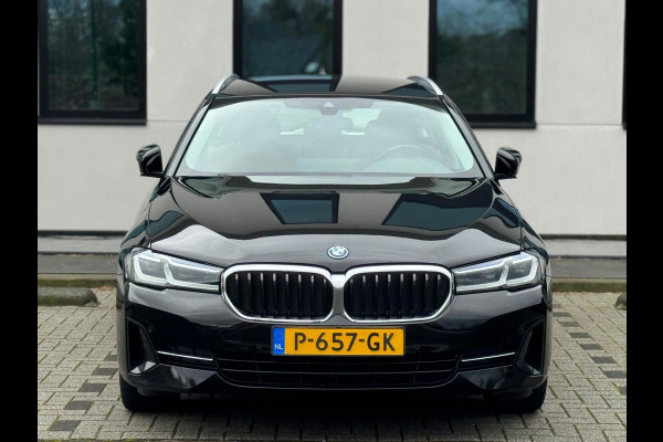 BMW 5 Serie Touring 520e Business Edition Plus, lederen sportinterieur, elect bedienbare trekhaak, 1 e eigenaar, NL auto met nap