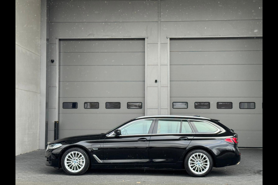 BMW 5 Serie Touring 520e Business Edition Plus, lederen sportinterieur, elect bedienbare trekhaak, 1 e eigenaar, NL auto met nap