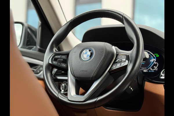 BMW 5 Serie Touring 520e Business Edition Plus, lederen sportinterieur, elect bedienbare trekhaak, 1 e eigenaar, NL auto met nap