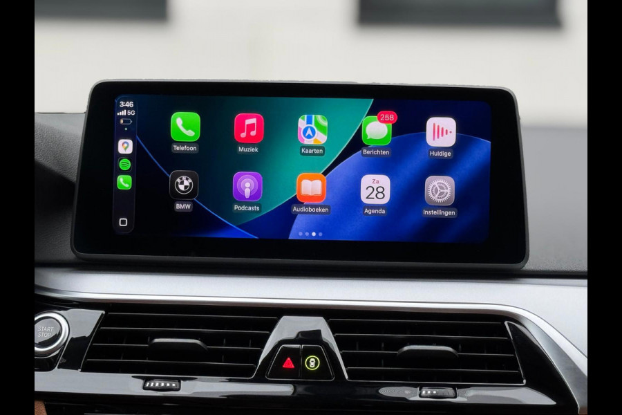 BMW 5 Serie Touring 520e Business Edition Plus, lederen sportinterieur, elect bedienbare trekhaak, 1 e eigenaar, NL auto met nap