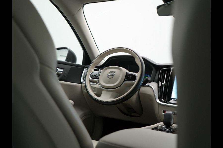Volvo V60 T6 AWD Core Bright LONG RANGE Plug In Hybrid 350pk Dealer O.H. PHEV | Camera | Lederen Sportstoelen & Stuur Verwarmd | Google Assistent | Apple Carplay | Keyless | Achterbank Verwarmd | Navigatie | DAB | Virtual | 18"L.M |