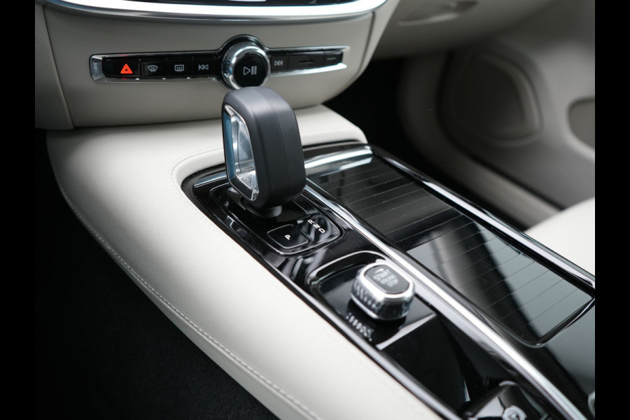 Volvo V60 T6 AWD Core Bright LONG RANGE Plug In Hybrid 350pk Dealer O.H. PHEV | Camera | Lederen Sportstoelen & Stuur Verwarmd | Google Assistent | Apple Carplay | Keyless | Achterbank Verwarmd | Navigatie | DAB | Virtual | 18"L.M |