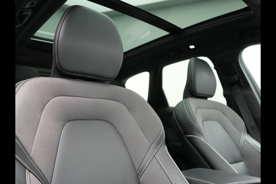 Volvo XC60 T6 AWD Ultimate Dark LONG RANGE Plug In Hybrid 350pk Dealer O.H. PHEV | Trekhaak Af Fabriek | Panodak | Adaptive Cruise | 360 Camera | Harman / Kardon | Lederen Sportstoelen Memory & Verwarmd | Google Assistent | Apple Carplay | Keyless | Stuur Verwarmd |