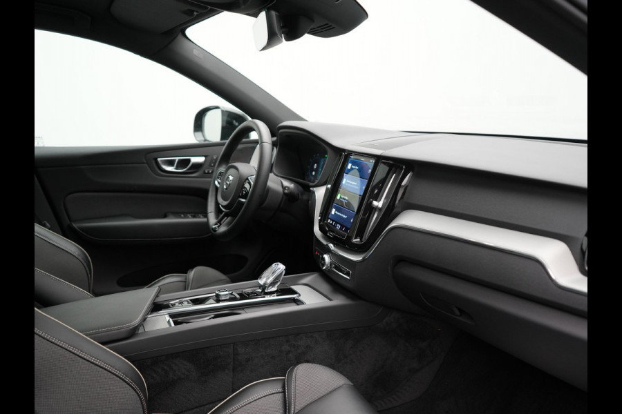 Volvo XC60 T6 AWD Ultimate Dark LONG RANGE Plug In Hybrid 350pk Dealer O.H. PHEV | Trekhaak Af Fabriek | Panodak | Adaptive Cruise | 360 Camera | Harman / Kardon | Lederen Sportstoelen Memory & Verwarmd | Google Assistent | Apple Carplay | Keyless | Stuur Verwarmd |