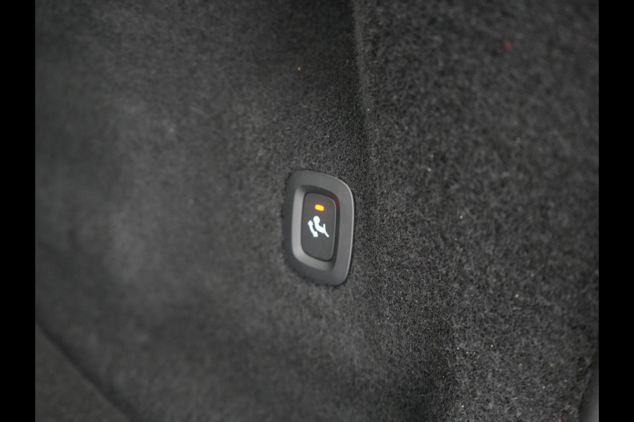 Volvo XC60 T6 AWD Ultimate Dark LONG RANGE Plug In Hybrid 350pk Dealer O.H. PHEV | Trekhaak Af Fabriek | Panodak | Adaptive Cruise | 360 Camera | Harman / Kardon | Lederen Sportstoelen Memory & Verwarmd | Google Assistent | Apple Carplay | Keyless | Stuur Verwarmd |