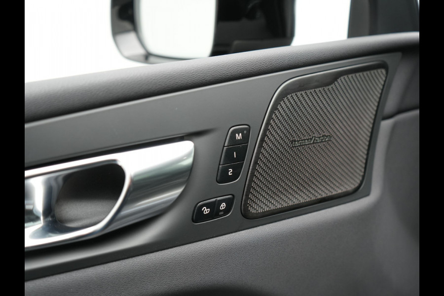 Volvo XC60 T6 AWD Ultimate Dark LONG RANGE Plug In Hybrid 350pk Dealer O.H. PHEV | Trekhaak Af Fabriek | Panodak | Adaptive Cruise | 360 Camera | Harman / Kardon | Lederen Sportstoelen Memory & Verwarmd | Google Assistent | Apple Carplay | Keyless | Stuur Verwarmd |