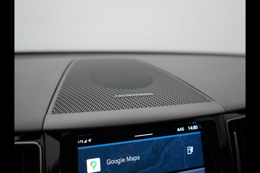 Volvo XC60 T6 AWD Ultimate Dark LONG RANGE Plug In Hybrid 350pk Dealer O.H. PHEV | Trekhaak Af Fabriek | Panodak | Adaptive Cruise | 360 Camera | Harman / Kardon | Lederen Sportstoelen Memory & Verwarmd | Google Assistent | Apple Carplay | Keyless | Stuur Verwarmd |