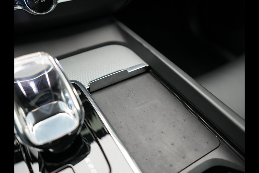 Volvo XC60 T6 AWD Ultimate Dark LONG RANGE Plug In Hybrid 350pk Dealer O.H. PHEV | Trekhaak Af Fabriek | Panodak | Adaptive Cruise | 360 Camera | Harman / Kardon | Lederen Sportstoelen Memory & Verwarmd | Google Assistent | Apple Carplay | Keyless | Stuur Verwarmd |