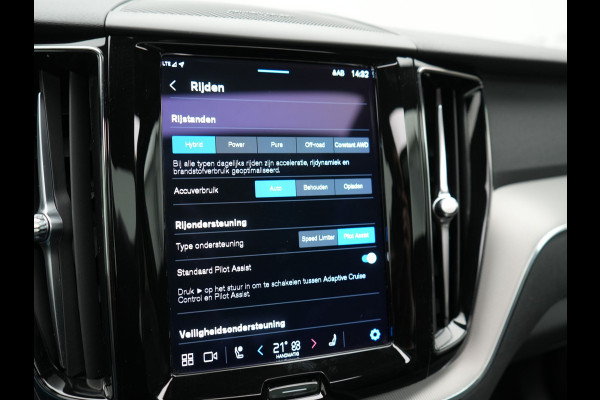 Volvo XC60 T6 AWD Ultimate Dark LONG RANGE Plug In Hybrid 350pk Dealer O.H. PHEV | Trekhaak Af Fabriek | Panodak | Adaptive Cruise | 360 Camera | Harman / Kardon | Lederen Sportstoelen Memory & Verwarmd | Google Assistent | Apple Carplay | Keyless | Stuur Verwarmd |