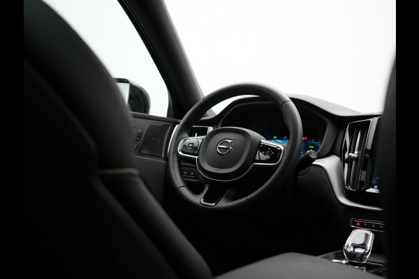 Volvo XC60 T6 AWD Ultimate Dark LONG RANGE Plug In Hybrid 350pk Dealer O.H. PHEV | Trekhaak Af Fabriek | Panodak | Adaptive Cruise | 360 Camera | Harman / Kardon | Lederen Sportstoelen Memory & Verwarmd | Google Assistent | Apple Carplay | Keyless | Stuur Verwarmd |