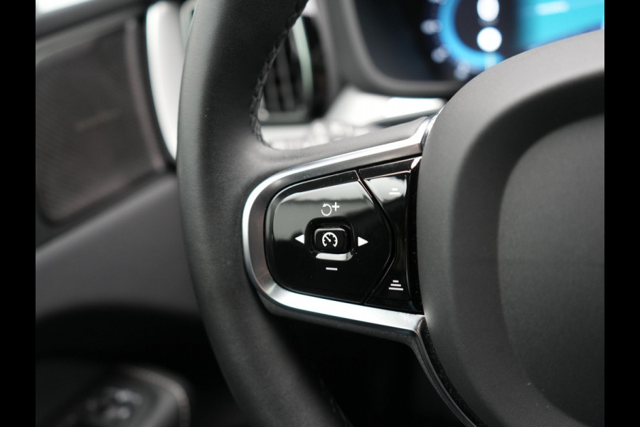 Volvo XC60 T6 AWD Ultimate Dark LONG RANGE Plug In Hybrid 350pk Dealer O.H. PHEV | Trekhaak Af Fabriek | Panodak | Adaptive Cruise | 360 Camera | Harman / Kardon | Lederen Sportstoelen Memory & Verwarmd | Google Assistent | Apple Carplay | Keyless | Stuur Verwarmd |