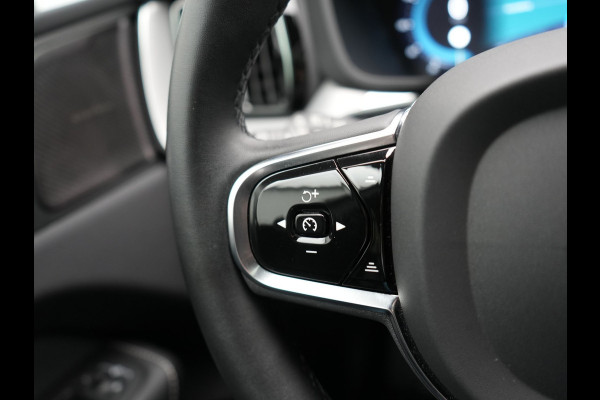 Volvo XC60 T6 AWD Ultimate Dark LONG RANGE Plug In Hybrid 350pk Dealer O.H. PHEV | Trekhaak Af Fabriek | Panodak | Adaptive Cruise | 360 Camera | Harman / Kardon | Lederen Sportstoelen Memory & Verwarmd | Google Assistent | Apple Carplay | Keyless | Stuur Verwarmd |