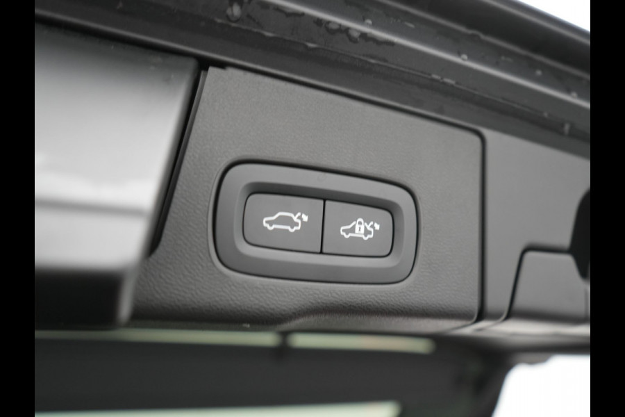 Volvo XC60 T6 AWD Ultimate Dark LONG RANGE Plug In Hybrid 350pk Dealer O.H. PHEV | Trekhaak Af Fabriek | Panodak | Adaptive Cruise | 360 Camera | Harman / Kardon | Lederen Sportstoelen Memory & Verwarmd | Google Assistent | Apple Carplay | Keyless | Stuur Verwarmd |