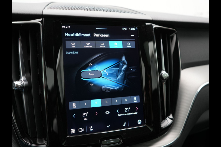 Volvo XC60 T6 AWD Ultimate Dark LONG RANGE Plug In Hybrid 350pk Dealer O.H. PHEV | Trekhaak Af Fabriek | Panodak | Adaptive Cruise | 360 Camera | Harman / Kardon | Lederen Sportstoelen Memory & Verwarmd | Google Assistent | Apple Carplay | Keyless | Stuur Verwarmd |