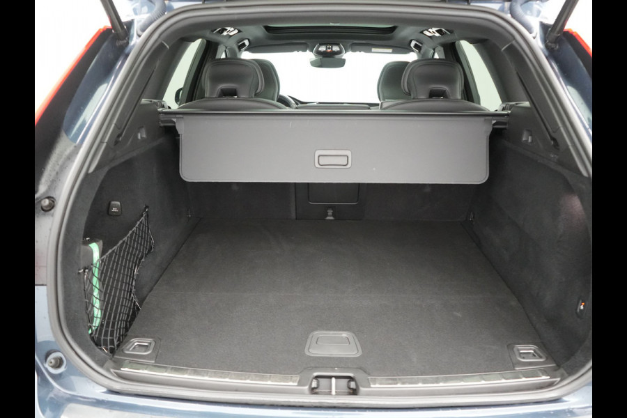 Volvo XC60 T6 AWD Ultimate Dark LONG RANGE Plug In Hybrid 350pk Dealer O.H. PHEV | Trekhaak Af Fabriek | Panodak | Adaptive Cruise | 360 Camera | Harman / Kardon | Lederen Sportstoelen Memory & Verwarmd | Google Assistent | Apple Carplay | Keyless | Stuur Verwarmd |