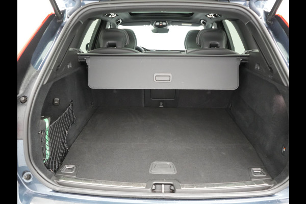 Volvo XC60 T6 AWD Ultimate Dark LONG RANGE Plug In Hybrid 350pk Dealer O.H. PHEV | Trekhaak Af Fabriek | Panodak | Adaptive Cruise | 360 Camera | Harman / Kardon | Lederen Sportstoelen Memory & Verwarmd | Google Assistent | Apple Carplay | Keyless | Stuur Verwarmd |