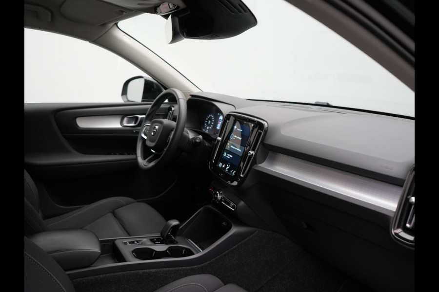 Volvo XC40 T4 Plus Bright Plug In Hybrid 211pk Dealer O.H. PHEV | Trekhaak Af Fabriek | Camera | Harman / Kardon | Sportstoelen Memory & Verwarmd | Keyless | Stuur Verwarmd | Apple Carplay | Virtual | Navigatie | DAB |