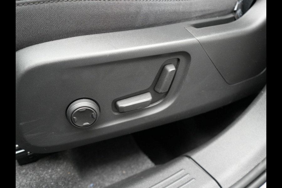 Volvo XC40 T4 Plus Bright Plug In Hybrid 211pk Dealer O.H. PHEV | Trekhaak Af Fabriek | Camera | Harman / Kardon | Sportstoelen Memory & Verwarmd | Keyless | Stuur Verwarmd | Apple Carplay | Virtual | Navigatie | DAB |