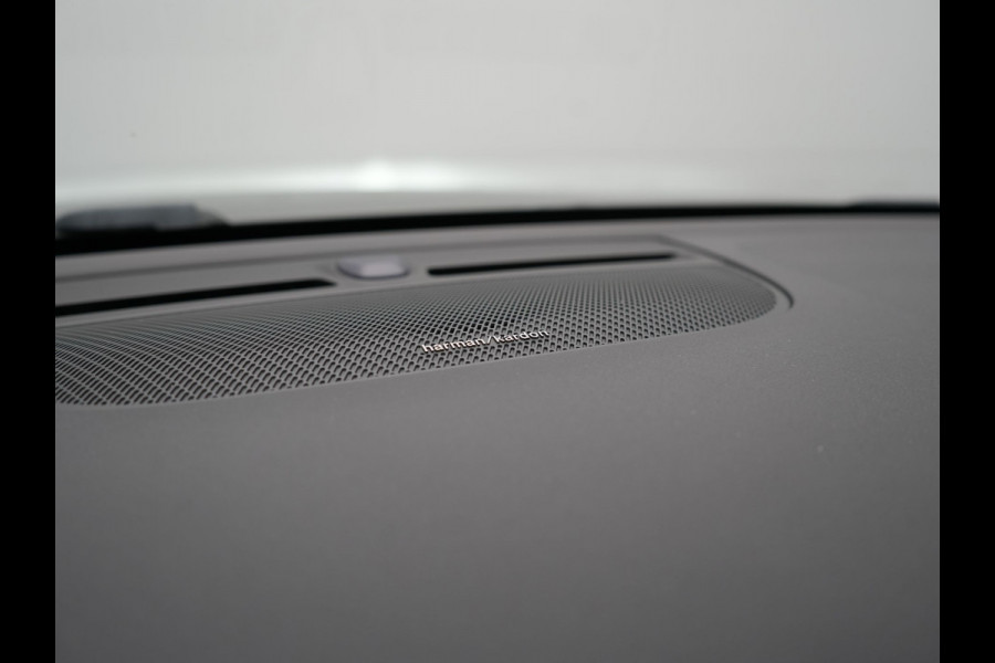 Volvo XC40 T4 Plus Bright Plug In Hybrid 211pk Dealer O.H. PHEV | Trekhaak Af Fabriek | Camera | Harman / Kardon | Sportstoelen Memory & Verwarmd | Keyless | Stuur Verwarmd | Apple Carplay | Virtual | Navigatie | DAB |