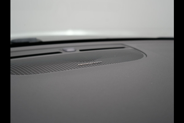 Volvo XC40 T4 Plus Bright Plug In Hybrid 211pk Dealer O.H. PHEV | Trekhaak Af Fabriek | Camera | Harman / Kardon | Sportstoelen Memory & Verwarmd | Keyless | Stuur Verwarmd | Apple Carplay | Virtual | Navigatie | DAB |