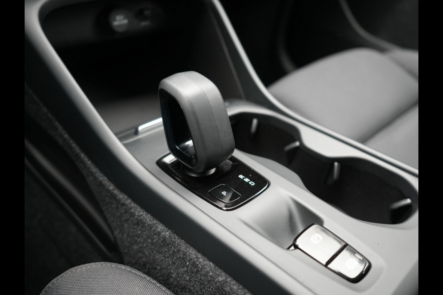 Volvo XC40 T4 Plus Bright Plug In Hybrid 211pk Dealer O.H. PHEV | Trekhaak Af Fabriek | Camera | Harman / Kardon | Sportstoelen Memory & Verwarmd | Keyless | Stuur Verwarmd | Apple Carplay | Virtual | Navigatie | DAB |
