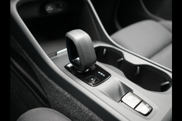 Volvo XC40 T4 Plus Bright Plug In Hybrid 211pk Dealer O.H. PHEV | Trekhaak Af Fabriek | Camera | Harman / Kardon | Sportstoelen Memory & Verwarmd | Keyless | Stuur Verwarmd | Apple Carplay | Virtual | Navigatie | DAB |