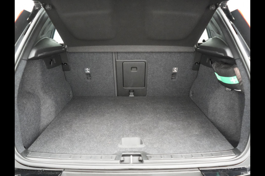 Volvo XC40 T4 Plus Bright Plug In Hybrid 211pk Dealer O.H. PHEV | Trekhaak Af Fabriek | Camera | Harman / Kardon | Sportstoelen Memory & Verwarmd | Keyless | Stuur Verwarmd | Apple Carplay | Virtual | Navigatie | DAB |