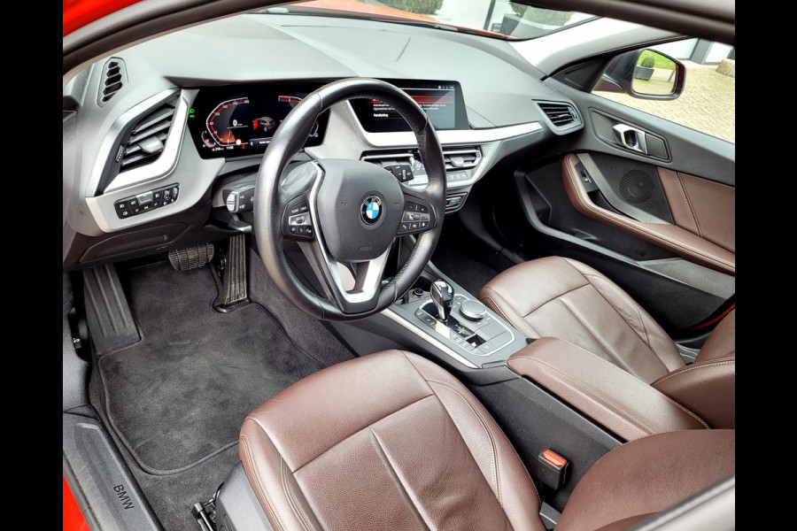 BMW 1-serie 118i High Exe, Mokka leer, Trekhaak (1e eig. BTW NAP)