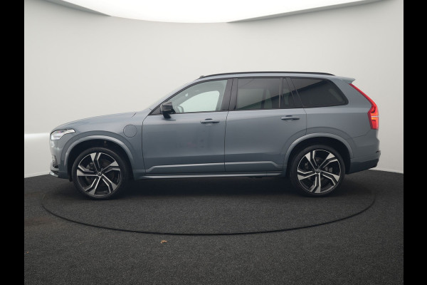 Volvo XC90 T8 Recharge AWD Plus Dark 7 Persoons LONG RANGE Plug In Hybrid 455pk Dealer O.H. PHEV | Trekhaak Af Fabriek | Panodak | Adaptive Cruise | Camera | Harman / Kardon | Lederen Sportstoelen Memory & Verwarmd | Google Assistent | Stuur Verwarmd | Keyless | Blis | 22"L.M |