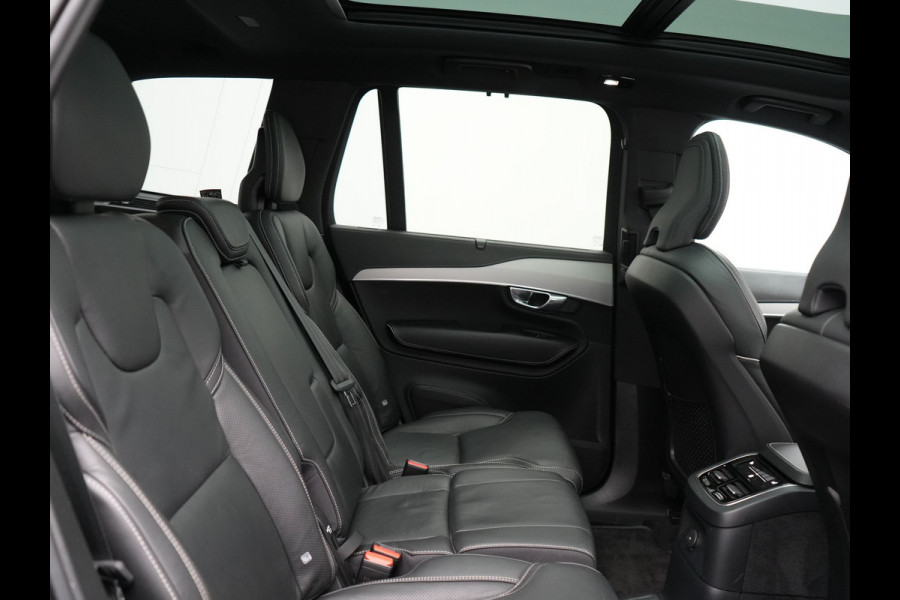 Volvo XC90 T8 Recharge AWD Plus Dark 7 Persoons LONG RANGE Plug In Hybrid 455pk Dealer O.H. PHEV | Trekhaak Af Fabriek | Panodak | Adaptive Cruise | Camera | Harman / Kardon | Lederen Sportstoelen Memory & Verwarmd | Google Assistent | Stuur Verwarmd | Keyless | Blis | 22"L.M |