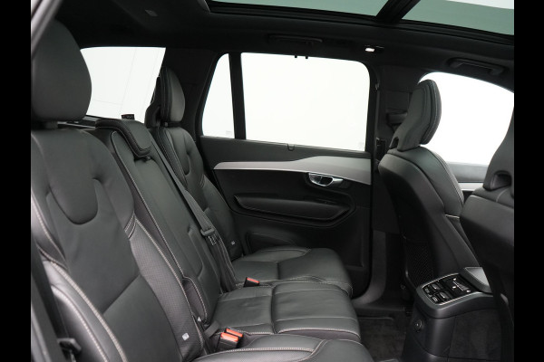 Volvo XC90 T8 Recharge AWD Plus Dark 7 Persoons LONG RANGE Plug In Hybrid 455pk Dealer O.H. PHEV | Trekhaak Af Fabriek | Panodak | Adaptive Cruise | Camera | Harman / Kardon | Lederen Sportstoelen Memory & Verwarmd | Google Assistent | Stuur Verwarmd | Keyless | Blis | 22"L.M |