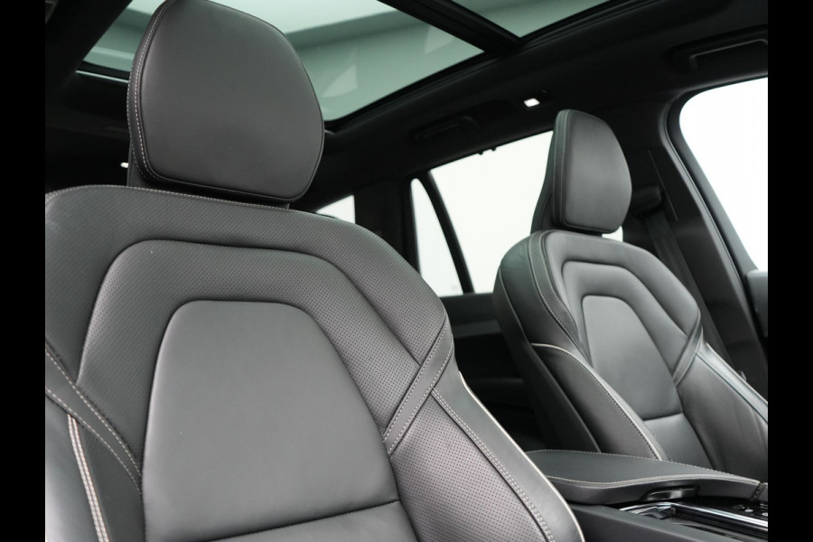 Volvo XC90 T8 Recharge AWD Plus Dark 7 Persoons LONG RANGE Plug In Hybrid 455pk Dealer O.H. PHEV | Trekhaak Af Fabriek | Panodak | Adaptive Cruise | Camera | Harman / Kardon | Lederen Sportstoelen Memory & Verwarmd | Google Assistent | Stuur Verwarmd | Keyless | Blis | 22"L.M |