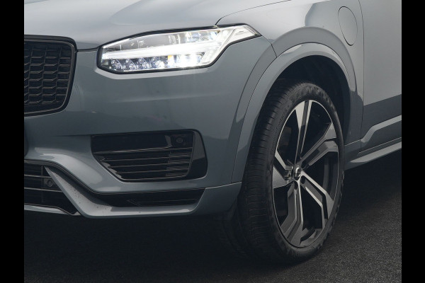 Volvo XC90 T8 Recharge AWD Plus Dark 7 Persoons LONG RANGE Plug In Hybrid 455pk Dealer O.H. PHEV | Trekhaak Af Fabriek | Panodak | Adaptive Cruise | Camera | Harman / Kardon | Lederen Sportstoelen Memory & Verwarmd | Google Assistent | Stuur Verwarmd | Keyless | Blis | 22"L.M |
