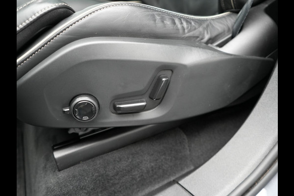 Volvo XC90 T8 Recharge AWD Plus Dark 7 Persoons LONG RANGE Plug In Hybrid 455pk Dealer O.H. PHEV | Trekhaak Af Fabriek | Panodak | Adaptive Cruise | Camera | Harman / Kardon | Lederen Sportstoelen Memory & Verwarmd | Google Assistent | Stuur Verwarmd | Keyless | Blis | 22"L.M |