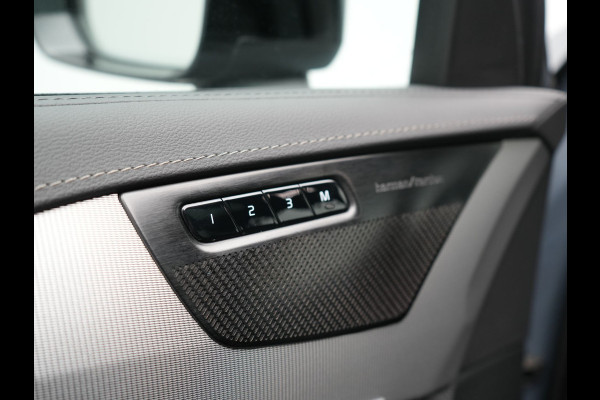 Volvo XC90 T8 Recharge AWD Plus Dark 7 Persoons LONG RANGE Plug In Hybrid 455pk Dealer O.H. PHEV | Trekhaak Af Fabriek | Panodak | Adaptive Cruise | Camera | Harman / Kardon | Lederen Sportstoelen Memory & Verwarmd | Google Assistent | Stuur Verwarmd | Keyless | Blis | 22"L.M |