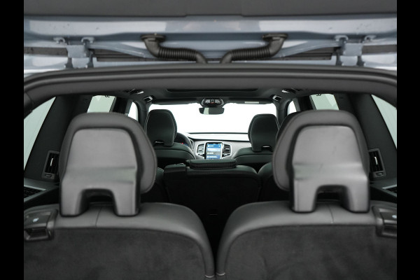 Volvo XC90 T8 Recharge AWD Plus Dark 7 Persoons LONG RANGE Plug In Hybrid 455pk Dealer O.H. PHEV | Trekhaak Af Fabriek | Panodak | Adaptive Cruise | Camera | Harman / Kardon | Lederen Sportstoelen Memory & Verwarmd | Google Assistent | Stuur Verwarmd | Keyless | Blis | 22"L.M |