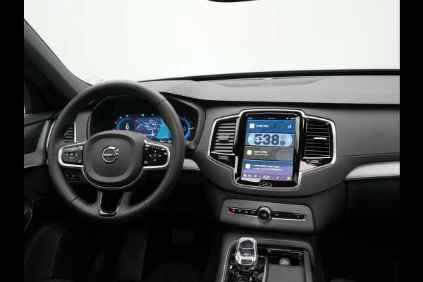 Volvo XC90 T8 Recharge AWD Plus Dark 7 Persoons LONG RANGE Plug In Hybrid 455pk Dealer O.H. PHEV | Trekhaak Af Fabriek | Panodak | Adaptive Cruise | Camera | Harman / Kardon | Lederen Sportstoelen Memory & Verwarmd | Google Assistent | Stuur Verwarmd | Keyless | Blis | 22"L.M |
